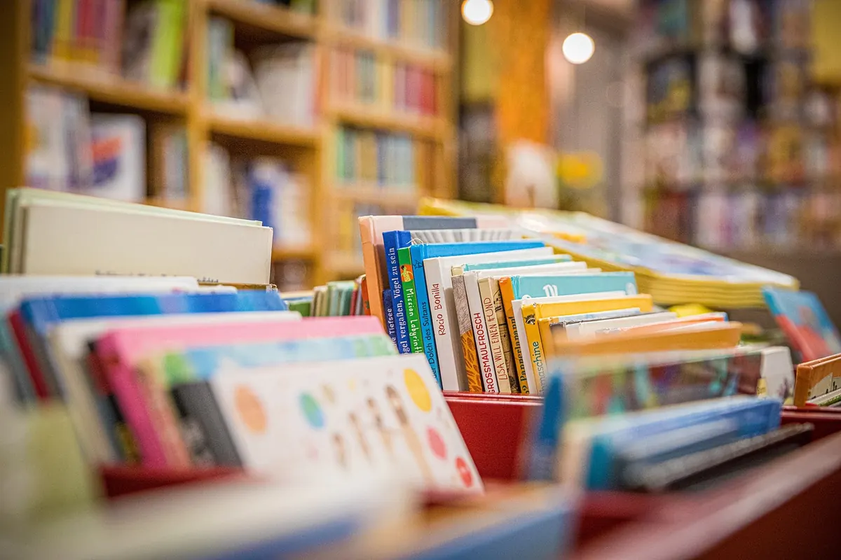 Traditional Publishing vs Self-Publishing in the UK: A Comparison for First-Time Authors